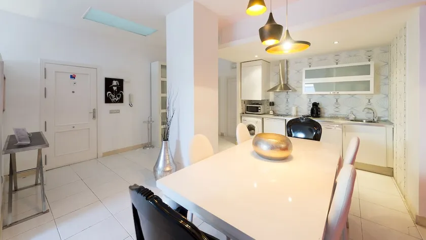 WooTravelling Plaza de Oriente Homtels - Image 1