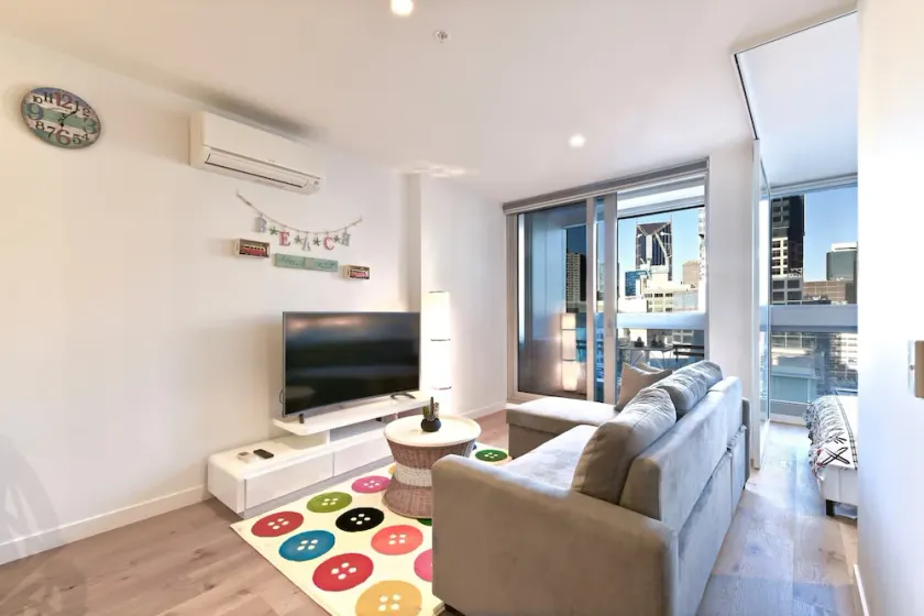 Stylish Melbourne CBD 3BedRoom 2Bath Apartment - Image 1