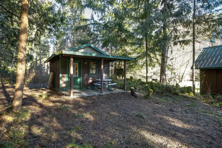 72mf - Rustic - Pets Ok - Sleeps 2 1 Bedroom Cabin by Redawning - Image 1