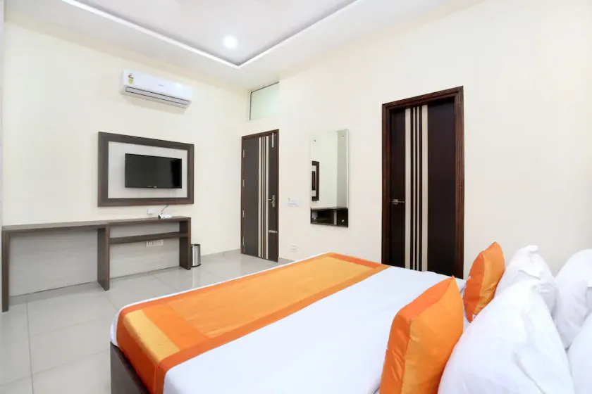 Hotel JB 2 by OYO Rooms - Image 1