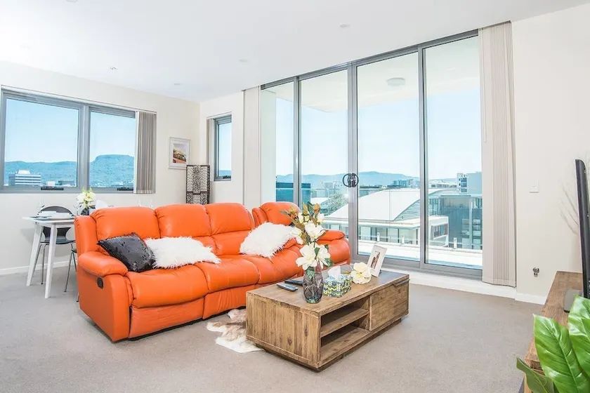 Spacious Central Apartment Walking Distance To Beach - Image 1