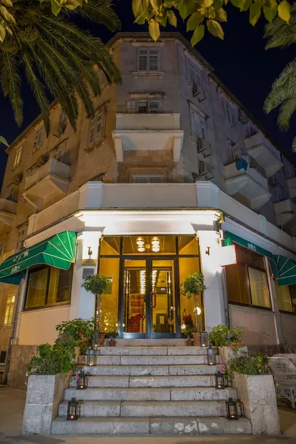 Hotel Sumratin - Image 1