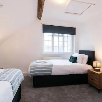 4 bedroom characterful coach house with hot tub! - Image 1