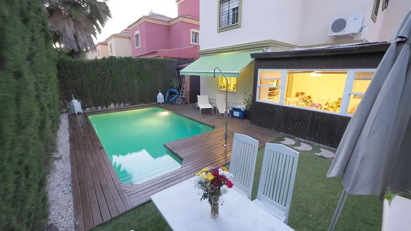 4 bedrooms villa with private pool enclosed garden and wifi at Tomares - Image 1