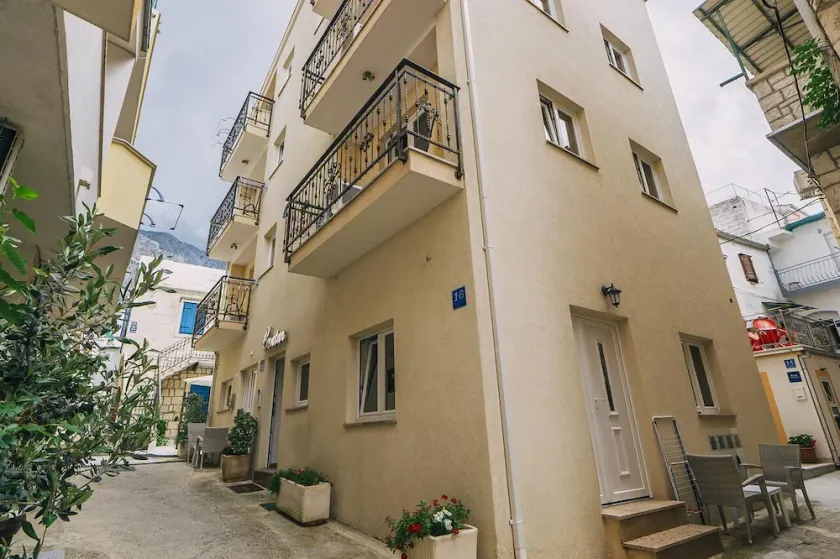 Deluxe Apartments Center - Image 1
