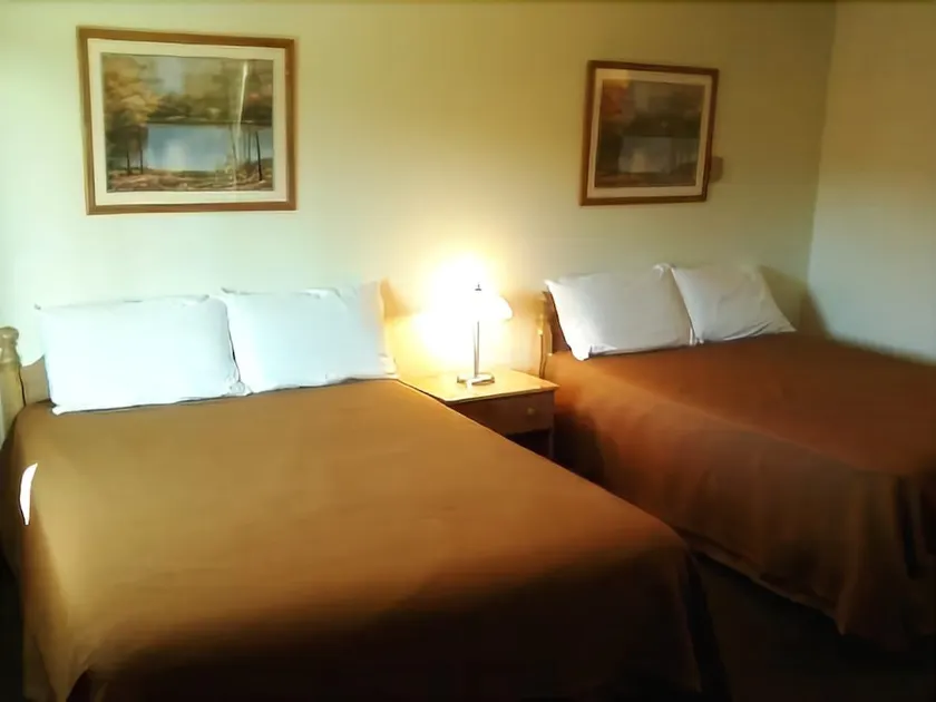 Shady Oaks Motel - Image 1