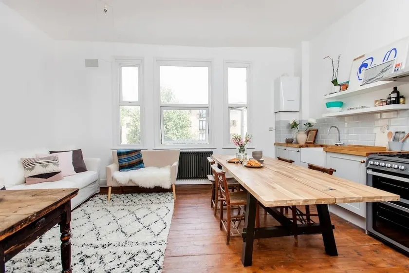 Spacious 2BR flat in Dalston - Image 1