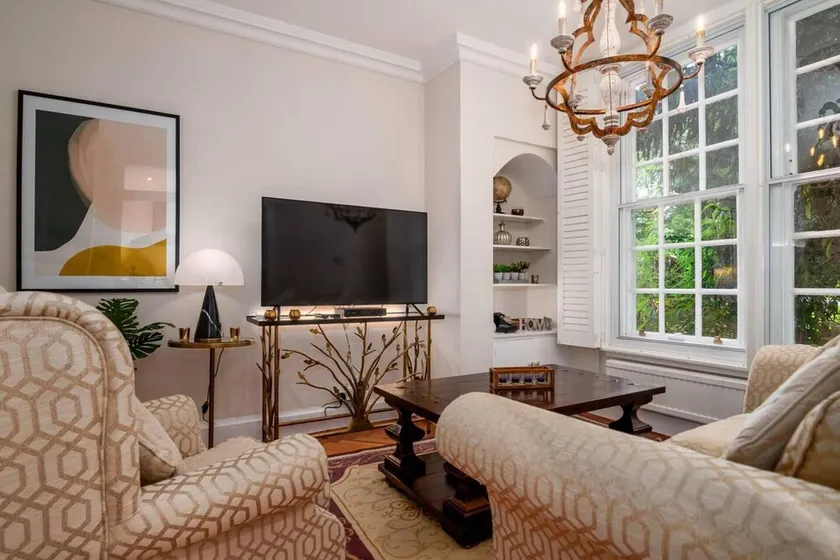 Classic Designer Beautiful 1 Bed Home With Parking - Image 1