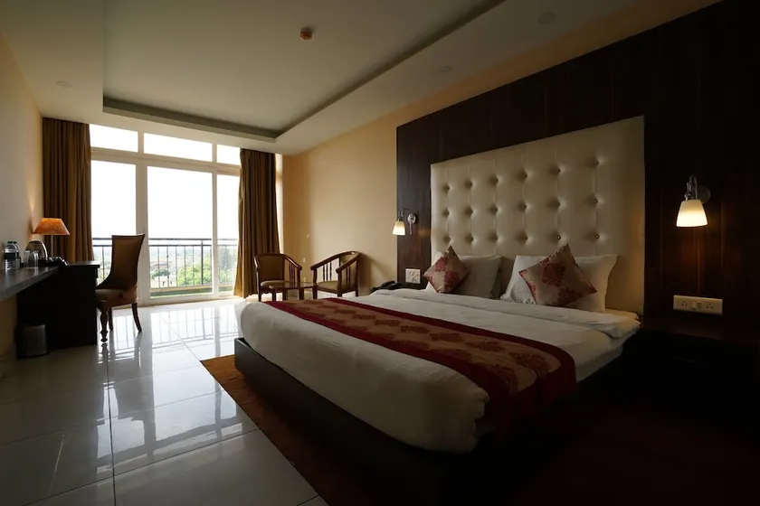 Hotel Clarks Inn Neemrana - Image 1