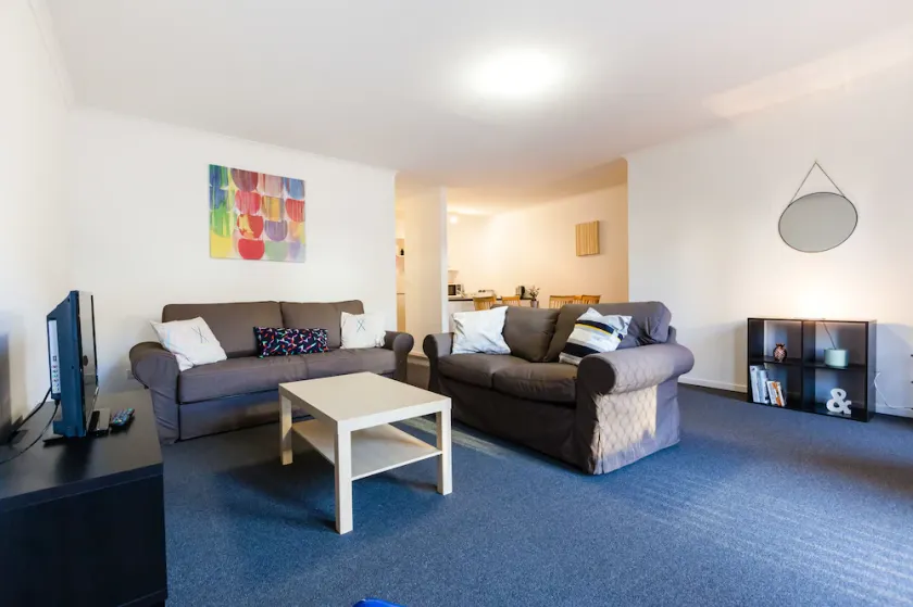 DAWN, 2BDR Carlton Apartment - Image 1