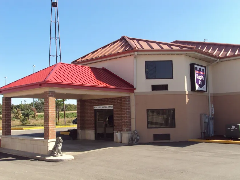 Knights Inn - Wilmington - Image 1