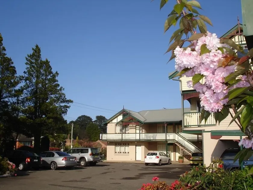 Three Explorers Motel - Image 1