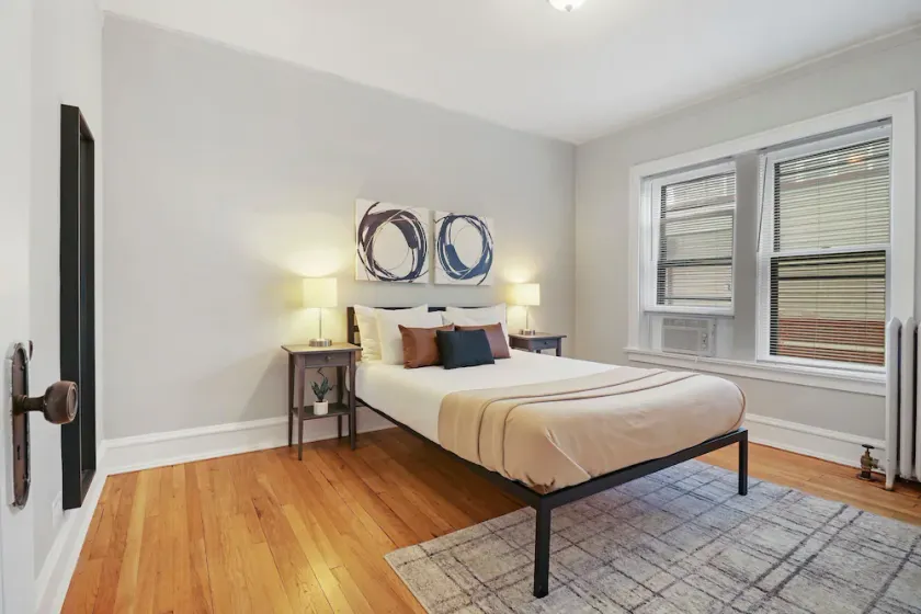Simple and Roomy 1BR Apt in Evanston - Image 1
