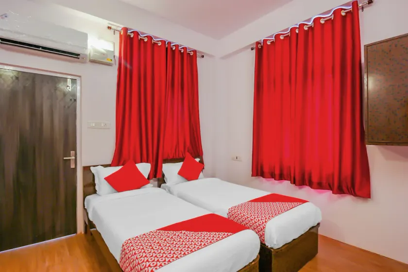 Hz Lodge by OYO Rooms - Image 1