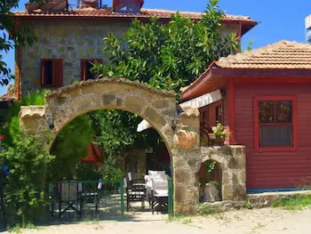 Side Evin Hotel - Image 1