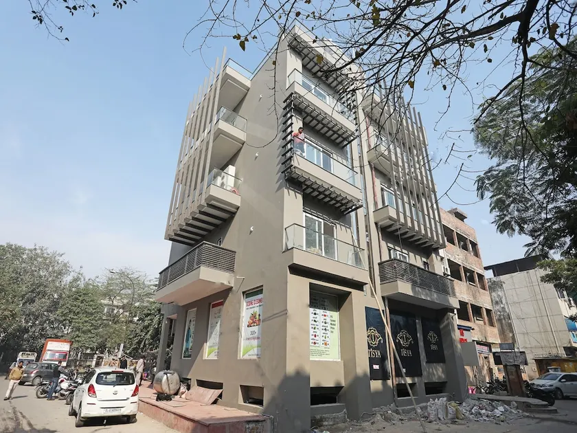 Hotel Tisya by OYO Rooms - Image 1