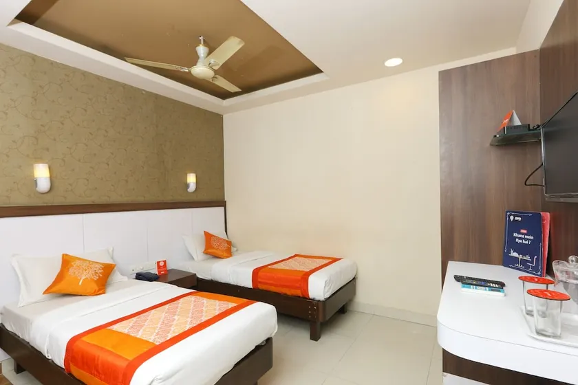 Hotel Emerald Manor by OYO Rooms - Image 1