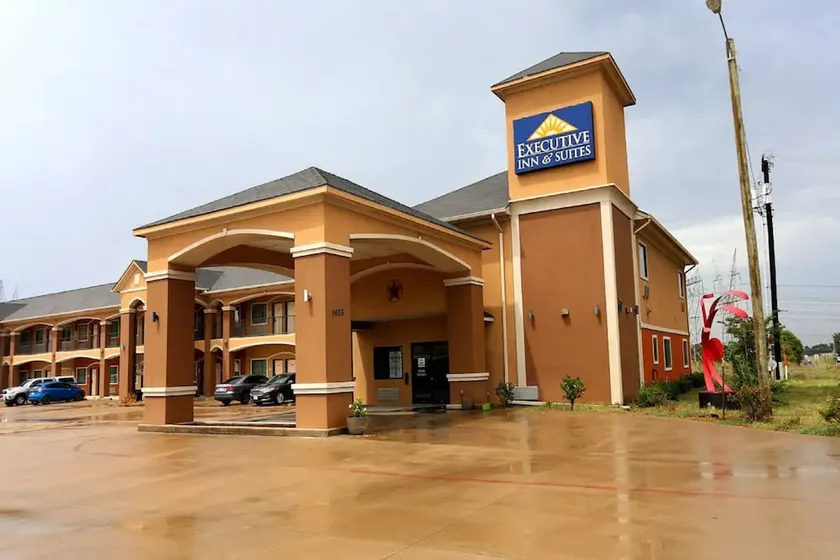 Executive Inn & Suites Jewett - Image 1
