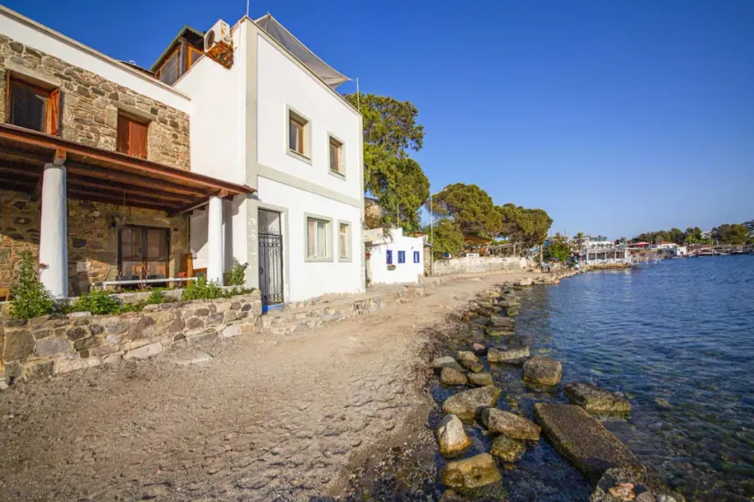 Seaside House With Refreshing View in Gumusluk - Image 1