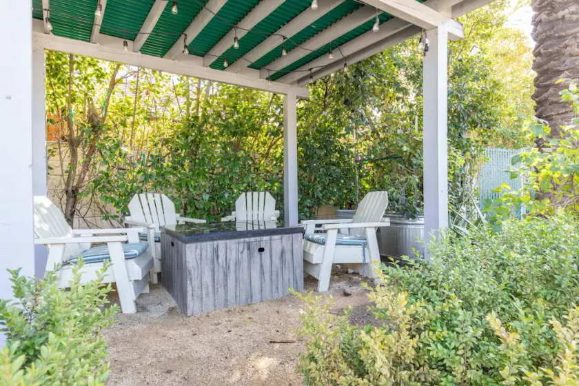 Vineyard Valley Inn - Image 1