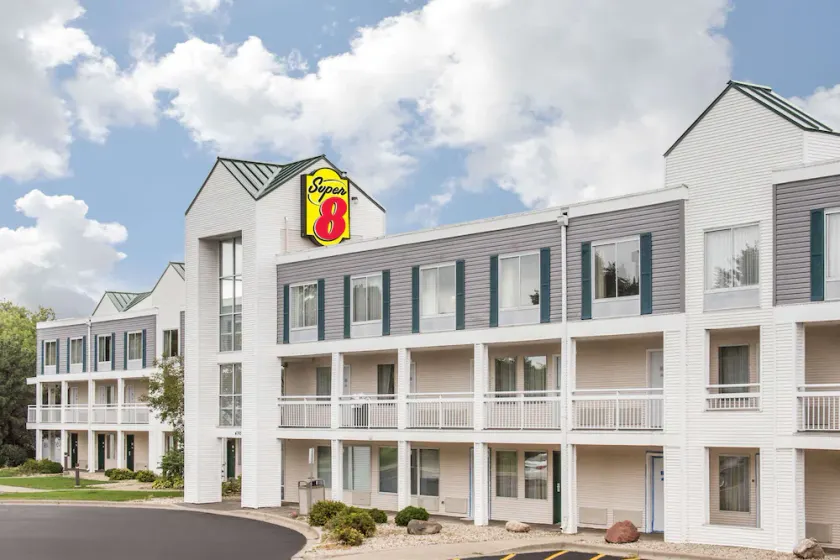 Super 8 by Wyndham Madison East - Image 1