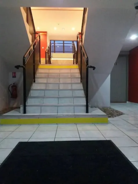 Fast Hotel - Image 1