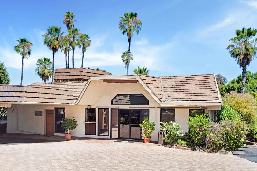 Super 8 by Wyndham Long Beach - Image 1