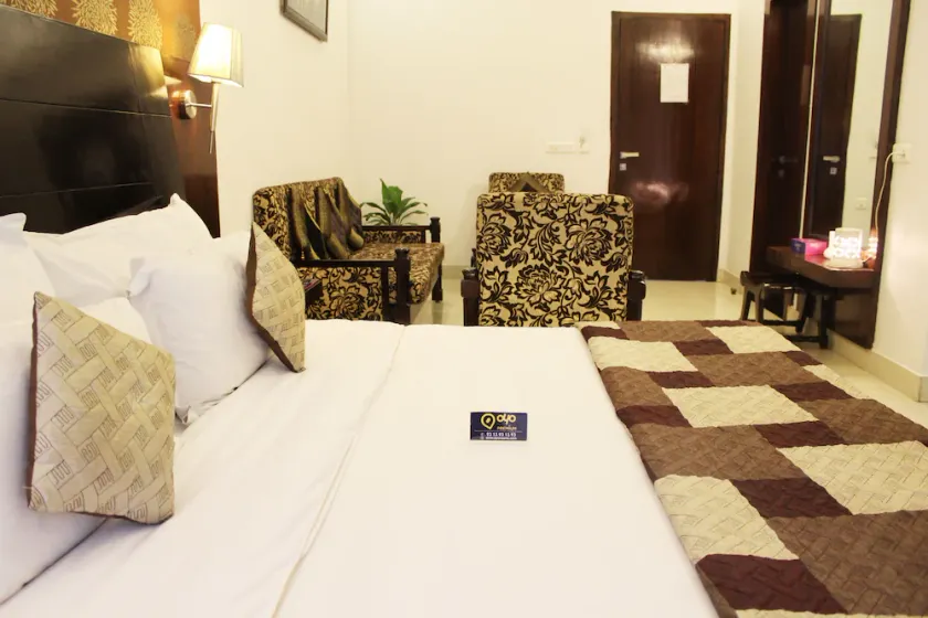 OYO 9963 Hotel Raja Palace - Image 1