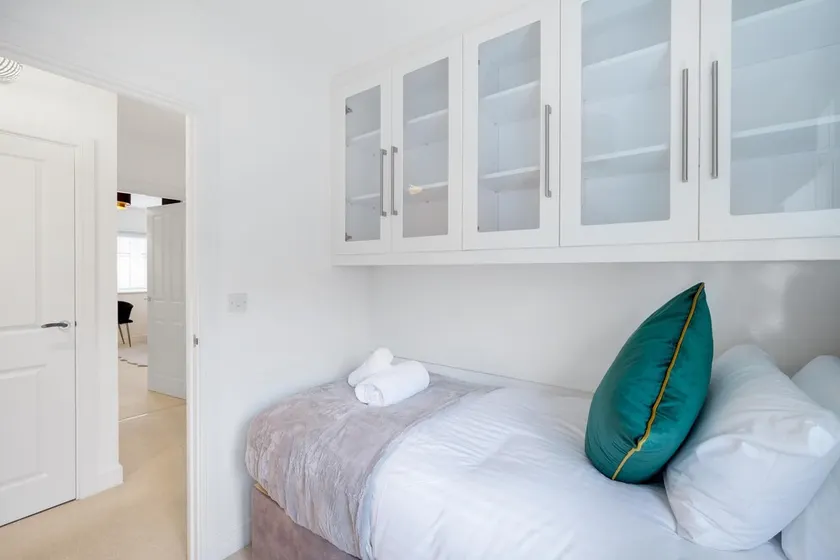 Luxury 5 bedroom Serviced Hse Leavesden - Image 1
