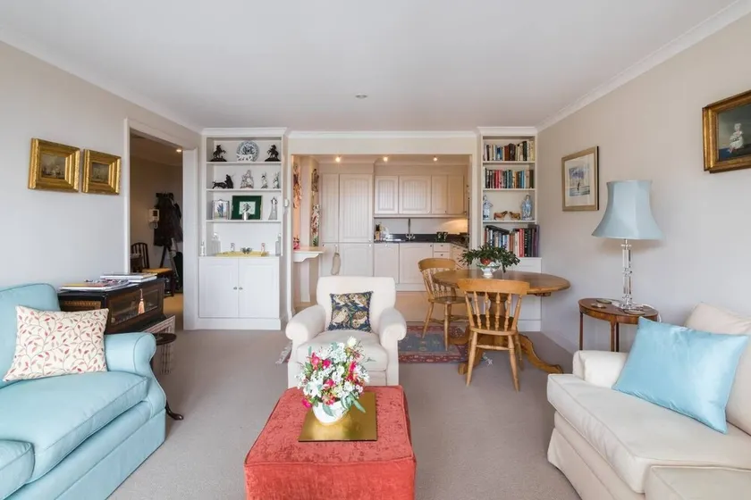Cosy 1-bed Battersea Riverside Apartment - Image 1