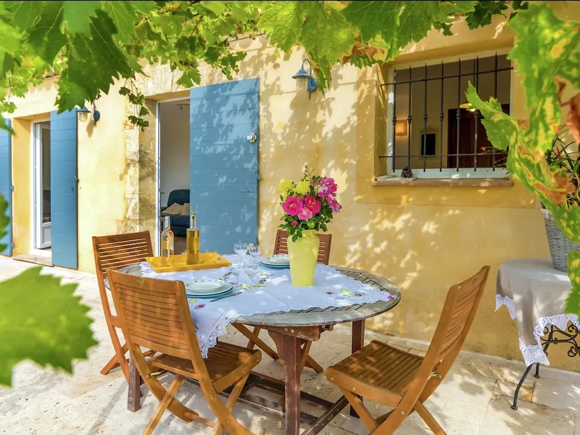 Detached holiday home near the truffle capital of Aups, with a shared swimming pool - Image 1