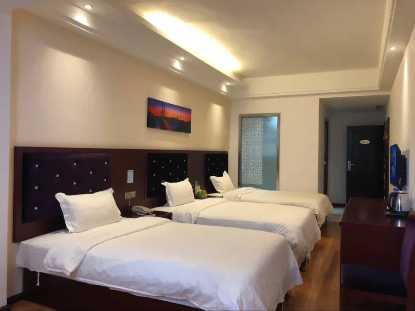 Xiandai Huayuan Hotel - Image 1