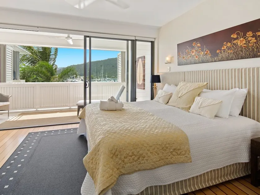 Luxury Marina View Apartment - Image 1
