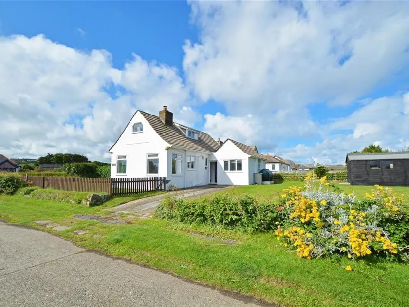 Cozy Holiday Home in Widemouth Bay With Large Garden - Image 1