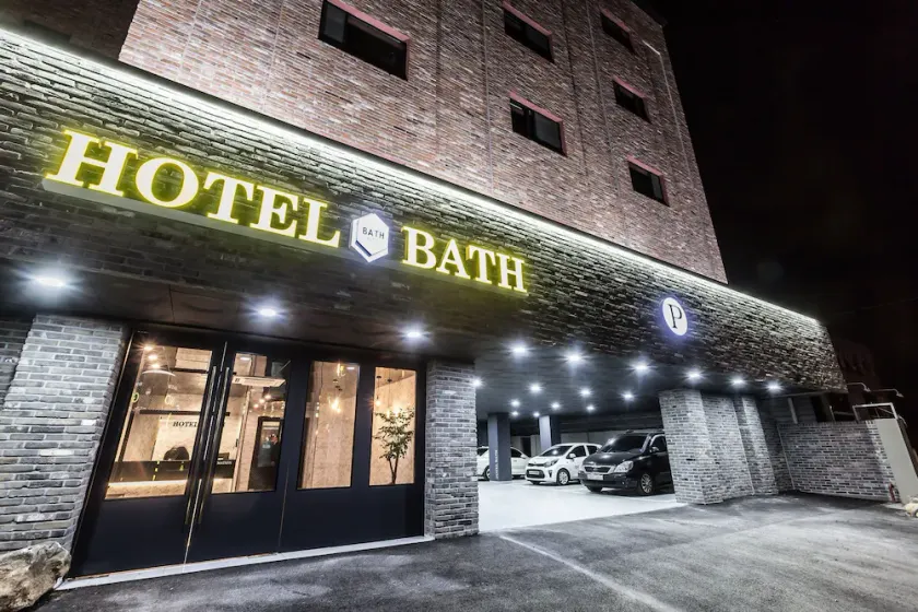 Hotel Bath - Image 1