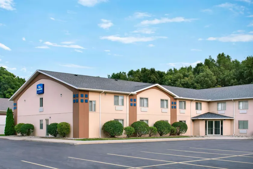Baymont Inn & Suites by Wyndham Swanton/Toledo Airport - Image 1