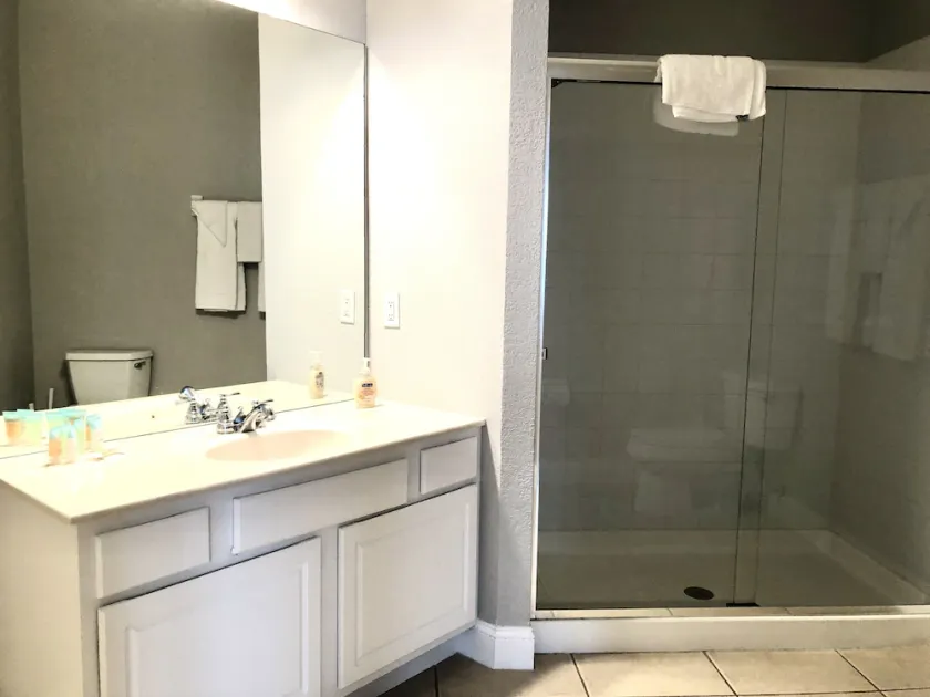 301 - Super Clean & Beautiful. Pools, Gym, Lake - Image 1