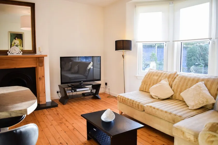 Spacious 3 Bedroom Apartment in Edinburgh - Image 1