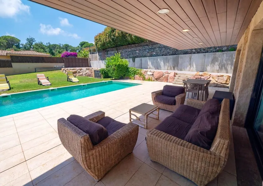 Villa avec jacuzzi, barbecue et jardin - Image 1