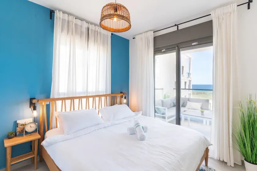 Stylish Seaside Escape with Balcony - Image 1