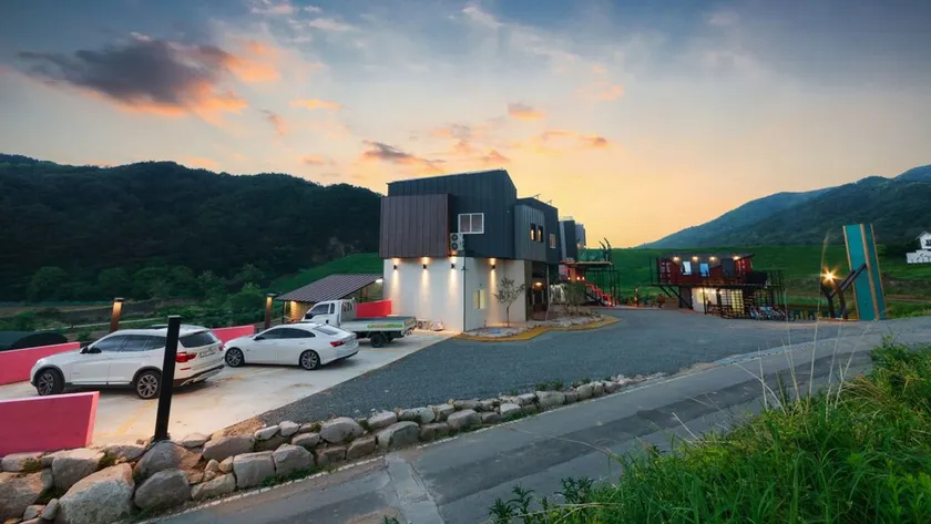 Gyeongju Edis poolvilla - Image 1
