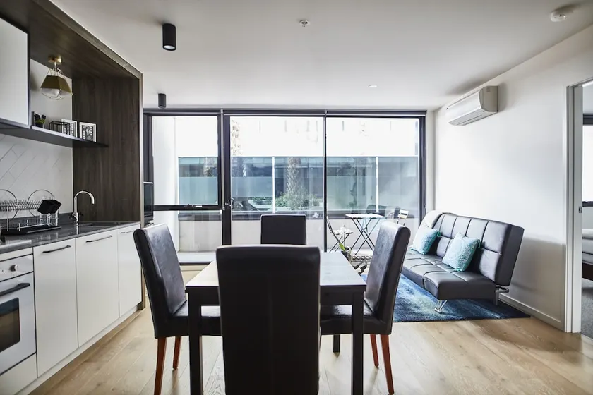 Sleek Arthouse Apartment With Pool Close To City - Image 1