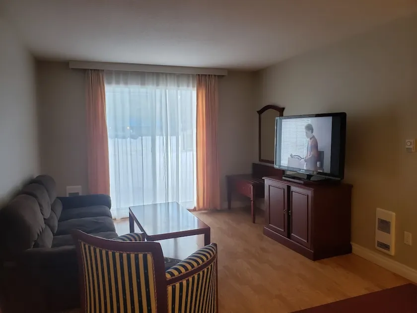 TR Hotel and Suites - Image 1