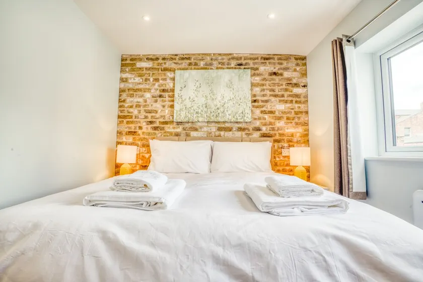 Exclusive 2 Bedroom Apartment Centrally Located in Lincoln Free Wifi Toiletries and Hairdryer - Image 1