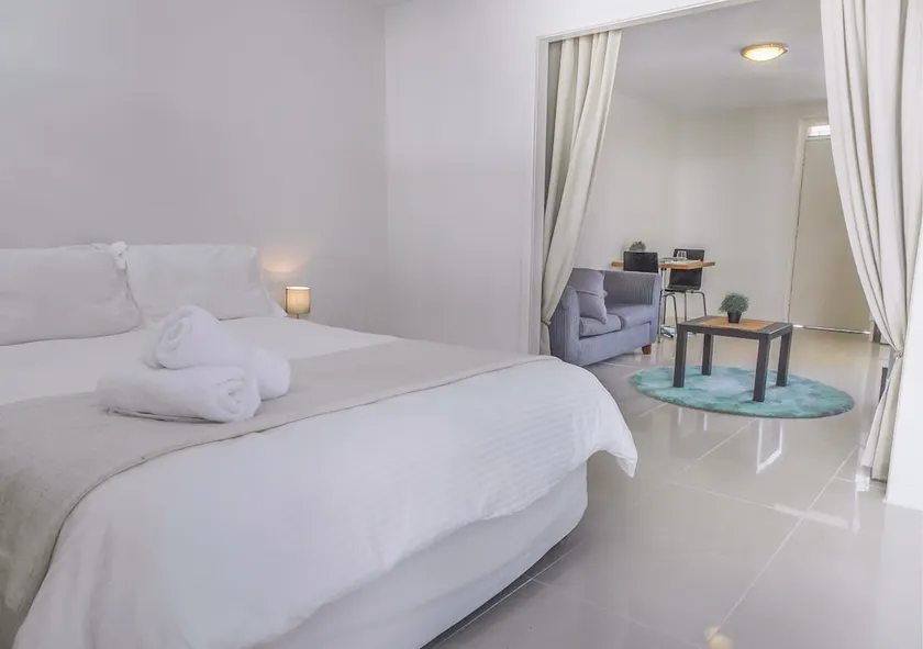 HOMELY KINGS PARK APARTMENT - Image 1
