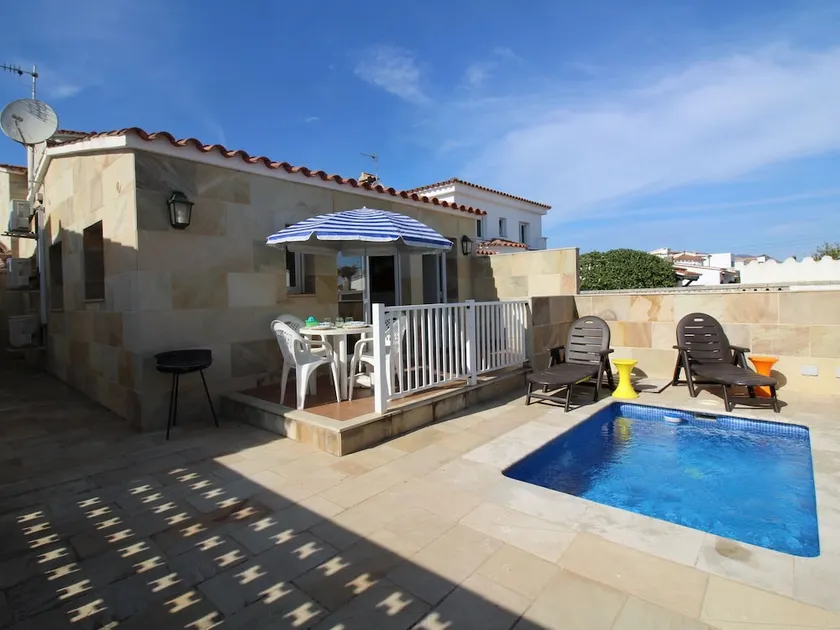 Peaceful Holiday Home With Private Pool in Empuriabrava - Image 1