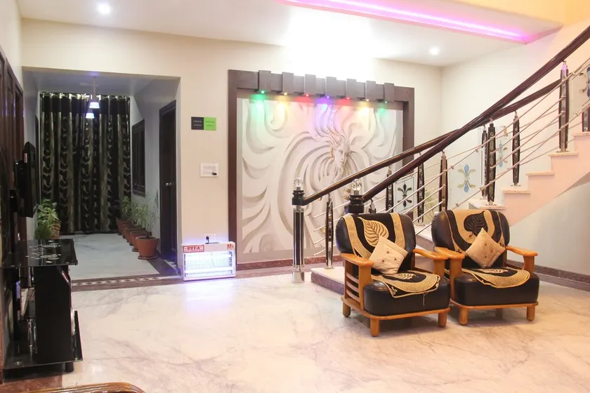 FabHotel Queen Palace by OYO Rooms - Image 1