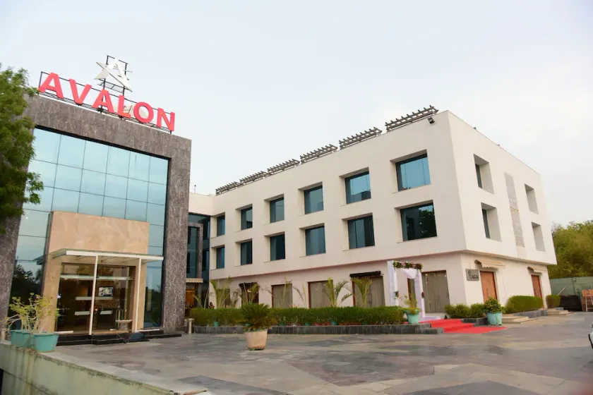 Avalon Hotel by OYO Rooms - Image 1