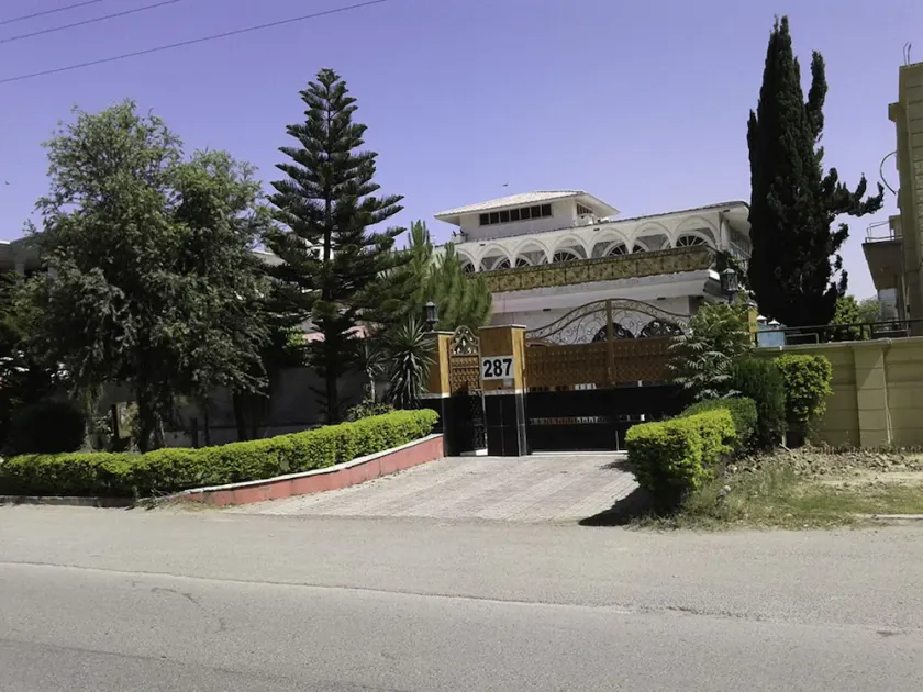 Explorers Lounge - Image 1