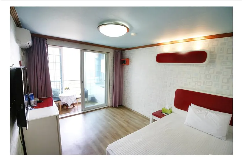 Yangyang Naksan Beach Condotel - Image 1